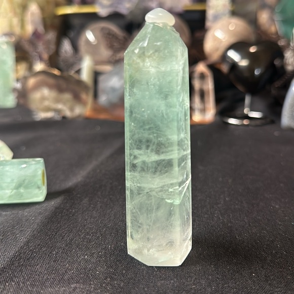 129 gNatural Green Fluorite Quartz Crystal wand point oblisk healing - Picture 3 of 4